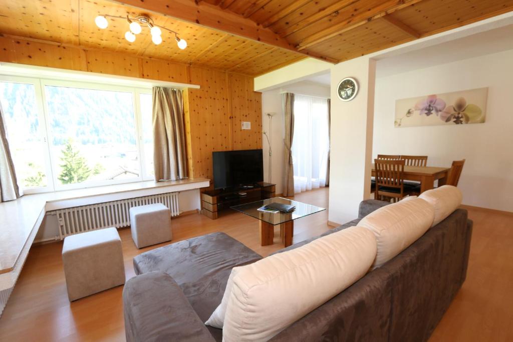 Apartment Bünda room 2