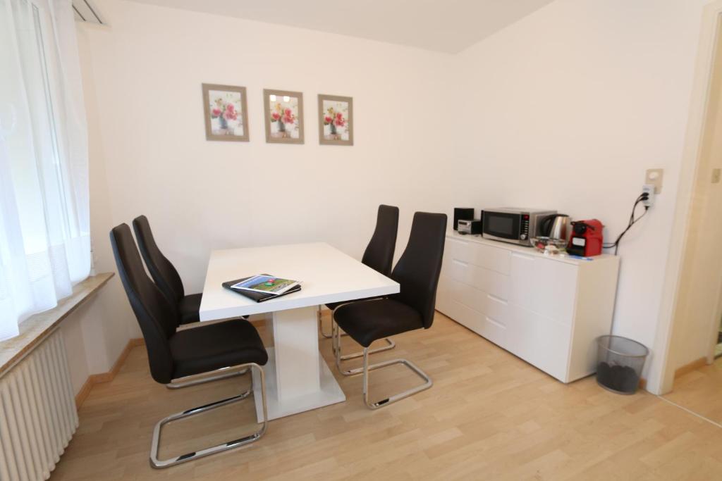 Apartment Bünda room 6